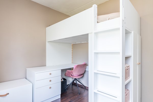 Foto - Verkocht onder voorbehoud: Instapklare ruime tussenwoning uit 1997 met 3 slaapkamers, moderne badkamer, tuin en garage in Heerlen